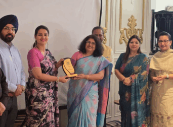 Founder of Knowledge Navigators receiving Guest of Honour